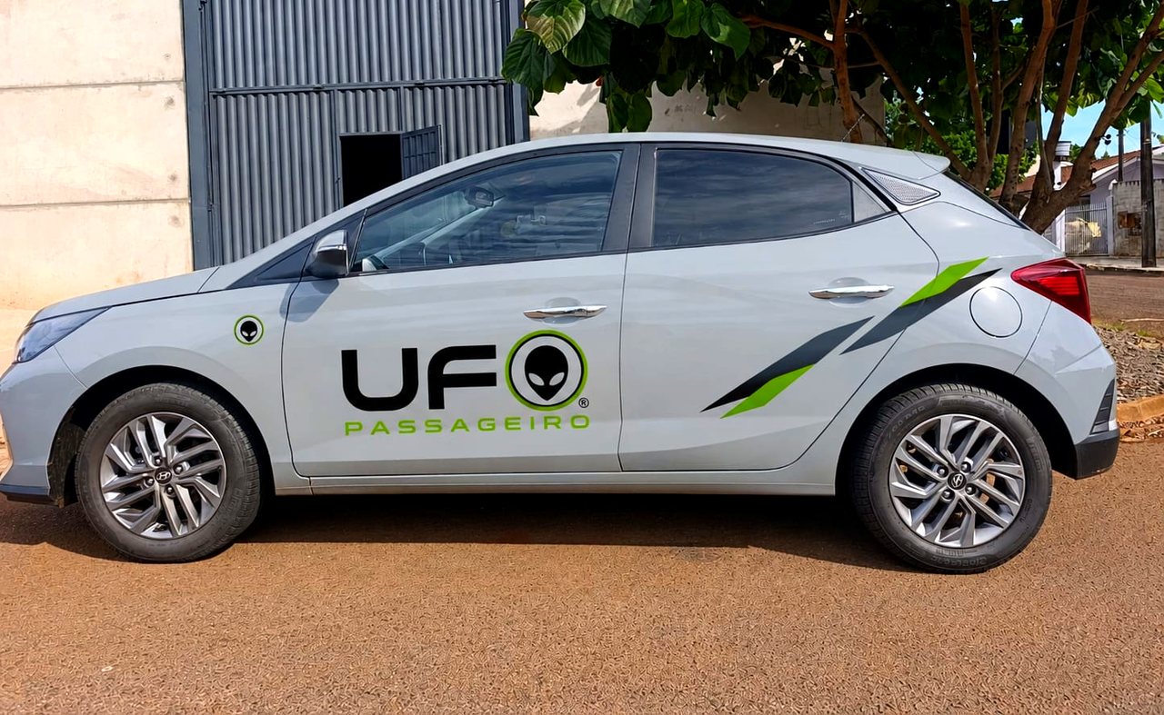 HB20 prata da frota com o adesivo UFO Passageiro na porta